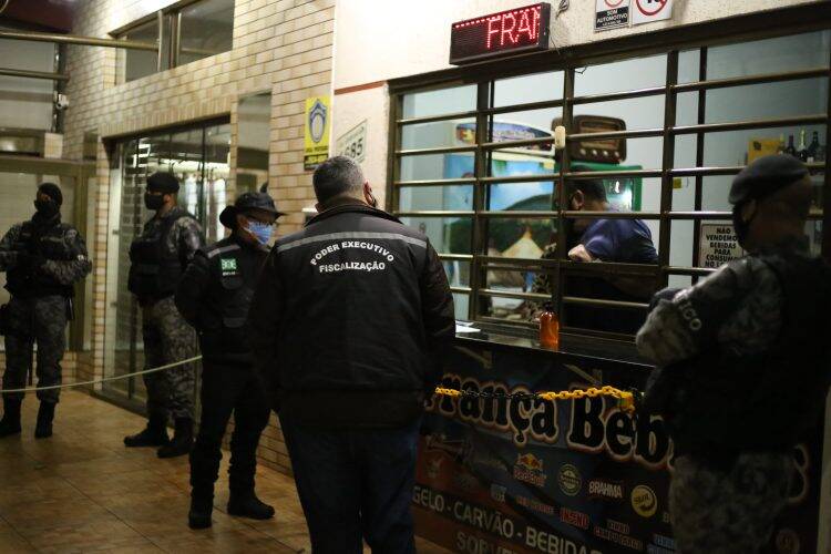 Forças de segurança flagram três partidas de futebol na sexta à noite em Foz