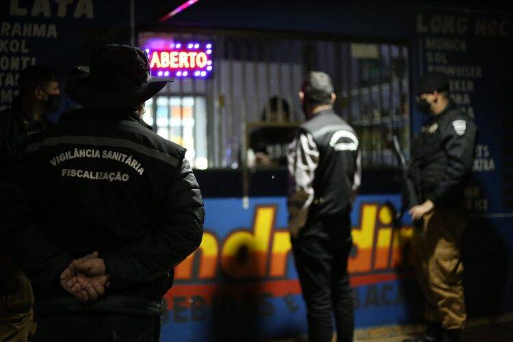 Forças de segurança flagram três partidas de futebol na sexta à noite em Foz