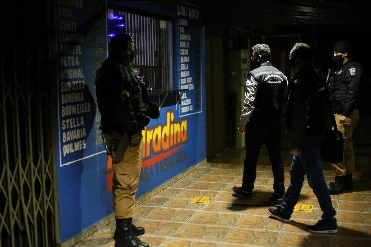 Forças de segurança flagram três partidas de futebol na sexta à noite em Foz