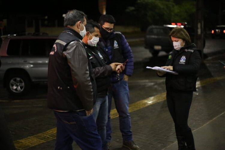 Forças de segurança flagram três partidas de futebol na sexta à noite em Foz
