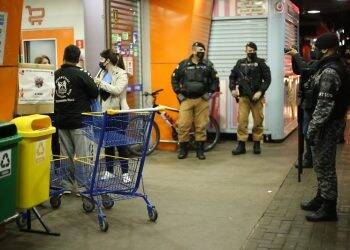 Forças de segurança flagram três partidas de futebol na sexta à noite em Foz