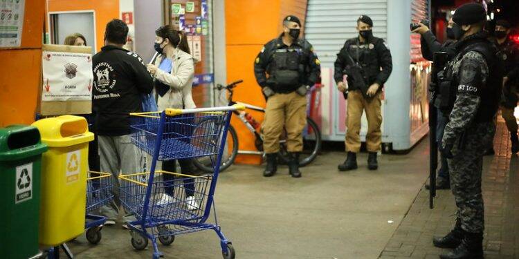 Forças de segurança flagram três partidas de futebol na sexta à noite em Foz