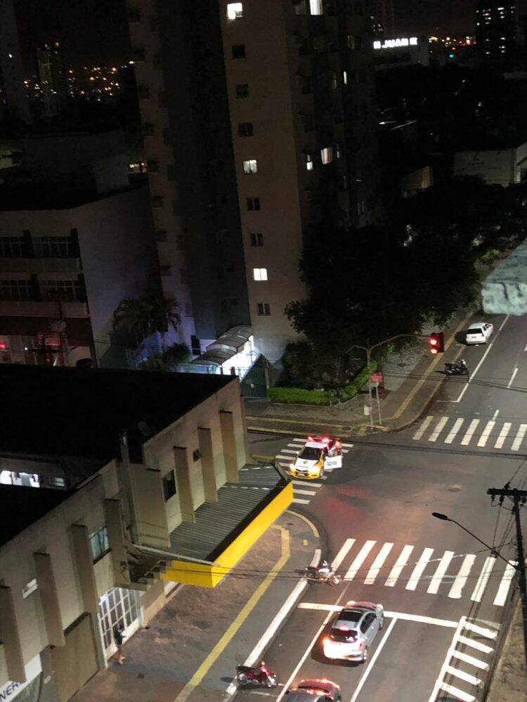 Fiscalização fecha bar após denúncia de aglomeração no centro