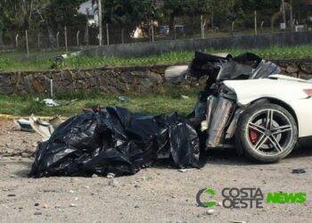 Empresário morre em grave acidente na BR-101; Mercedes partiu ao meio