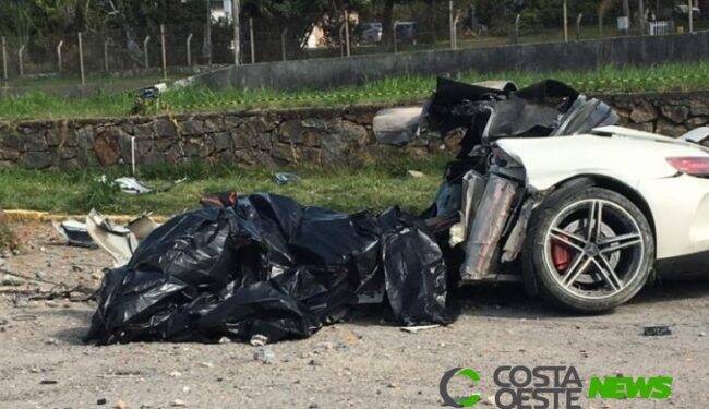 Empresário morre em grave acidente na BR-101; Mercedes partiu ao meio