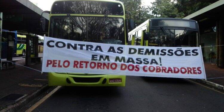 Trabalhadores do transporte coletivo paralisam serviço até às 17h desta terça-feira