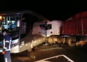 Ônibus e carreta se envolvem em grave acidente na BR-277