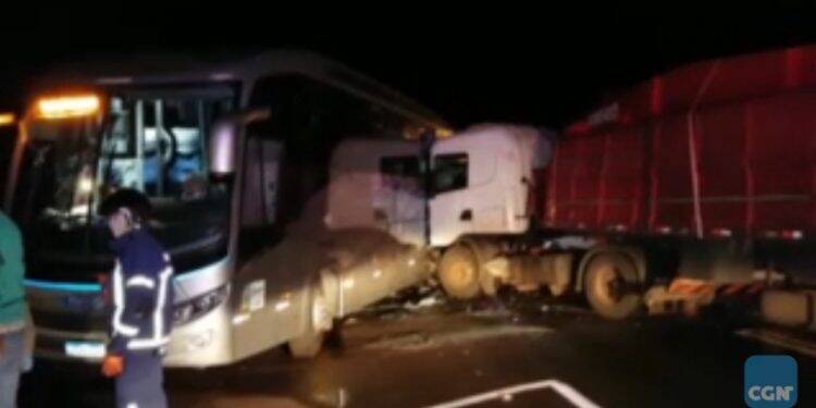 Ônibus e carreta se envolvem em grave acidente na BR-277