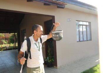 CCZ realiza revisão em 3,5 mil armadilhas para Aedes em Foz do Iguaçu