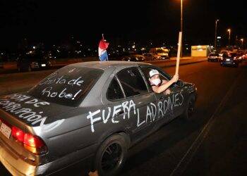 Paraguaios protestam contra impunidade em casos de superfaturamento durante pandemia