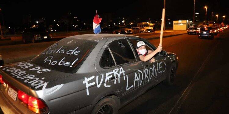 Paraguaios protestam contra impunidade em casos de superfaturamento durante pandemia