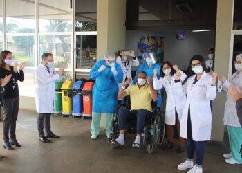 Costa Cavalcanti comemora a oitava alta de paciente de covid-19