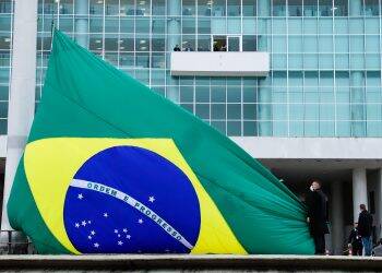 Bandeira do Brasil é hasteada novamente na frente do Palácio Iguaçu