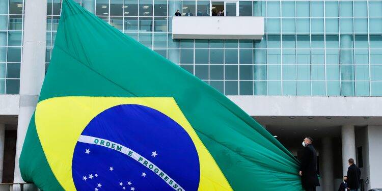 Bandeira do Brasil é hasteada novamente na frente do Palácio Iguaçu