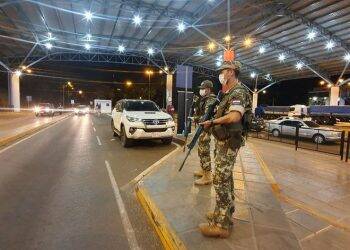 Mais de 30 militares paraguaios que trabalham na fronteira estão com Covid