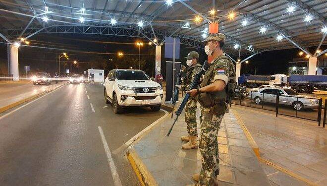 Mais de 30 militares paraguaios que trabalham na fronteira estão com Covid