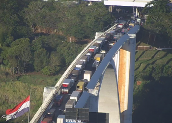Caminhoneiros reclamam de novos horários de trânsito na Ponte da Amizade