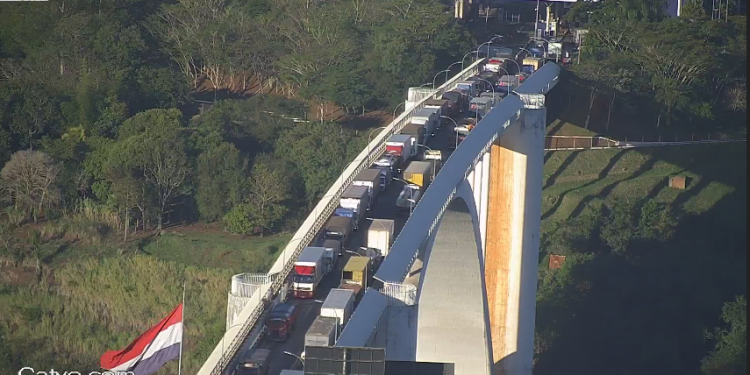 Caminhoneiros reclamam de novos horários de trânsito na Ponte da Amizade