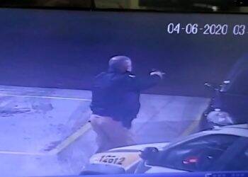 Imagens mostram momento em que policial é baleado por assaltante