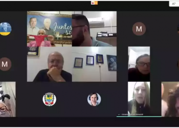 Vereador é flagrado cheirando calcinha em sessão oficial