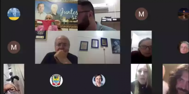 Vereador é flagrado cheirando calcinha em sessão oficial