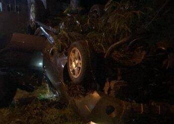Populares saqueiam veículo que capotou após ser furtado no Morumbi