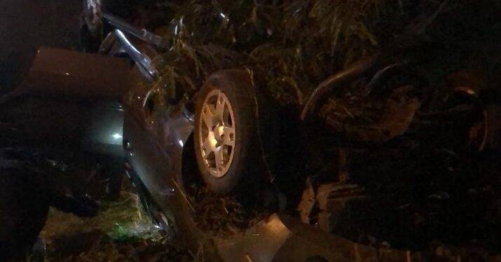 Populares saqueiam veículo que capotou após ser furtado no Morumbi