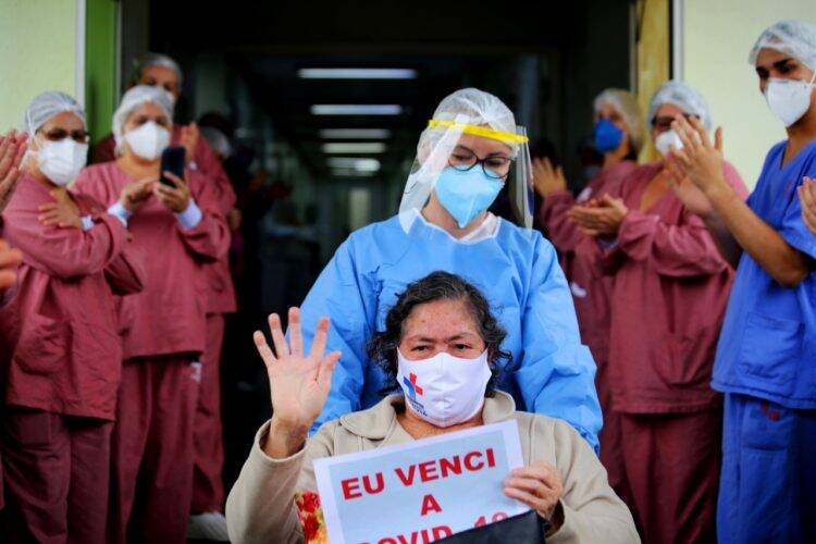 Paciente recuperada da Covid-19 recebe alta no Hospital Municipal