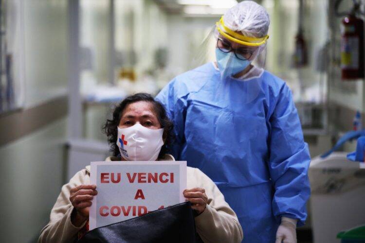 Paciente recuperada da Covid-19 recebe alta no Hospital Municipal