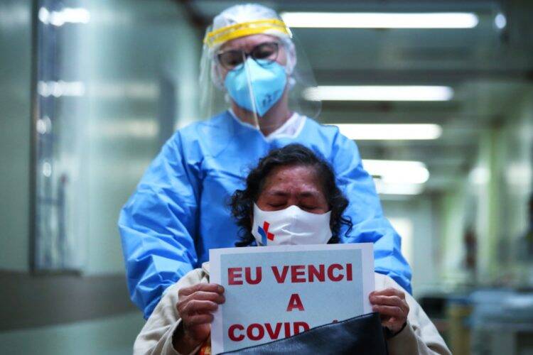 Paciente recuperada da Covid-19 recebe alta no Hospital Municipal