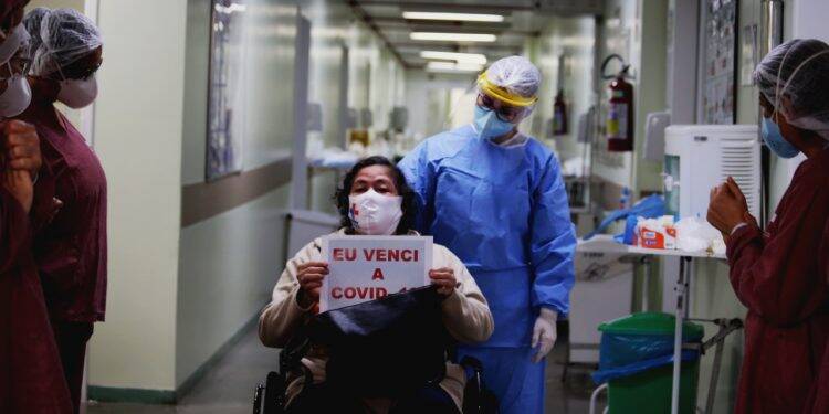 Paciente recuperada da Covid-19 recebe alta no Hospital Municipal