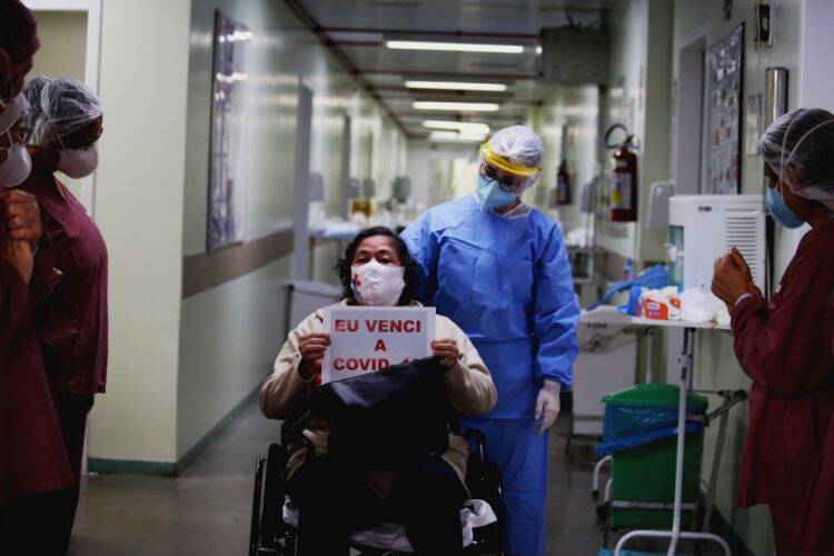 Paciente recuperada da Covid-19 recebe alta no Hospital Municipal