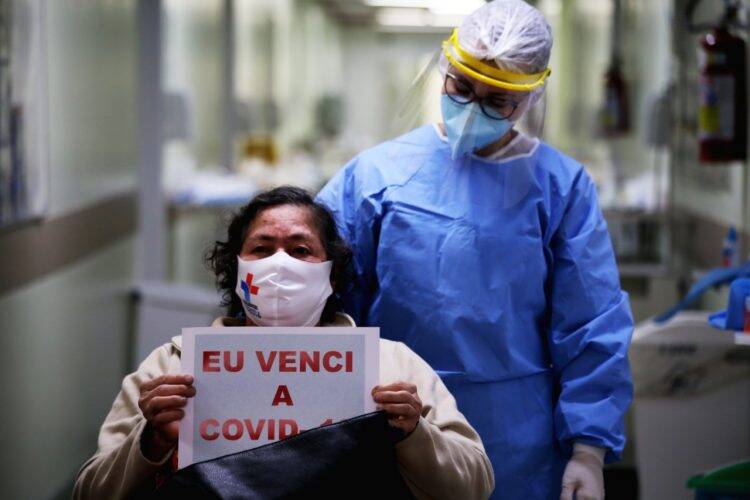 Paciente recuperada da Covid-19 recebe alta no Hospital Municipal