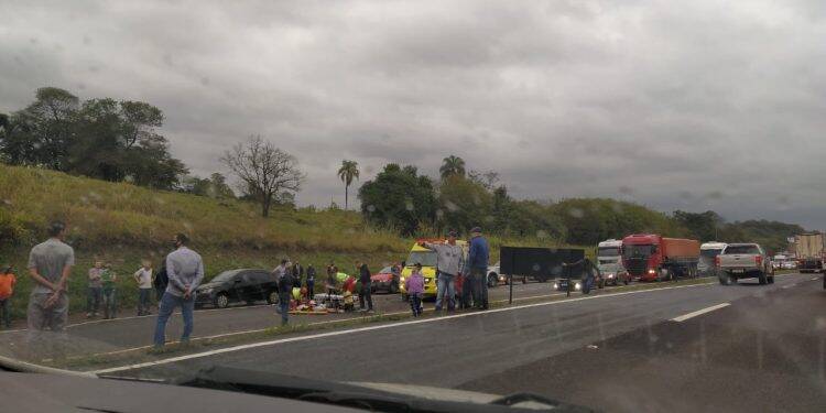 Uma pessoa morre e outra fica gravemente ferida em acidente na BR-277