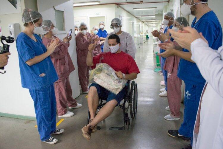 Paciente recuperado da Covid-19 recebe alta no Hospital Municipal