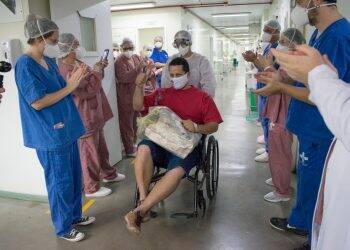 Paciente recuperado da Covid-19 recebe alta no Hospital Municipal