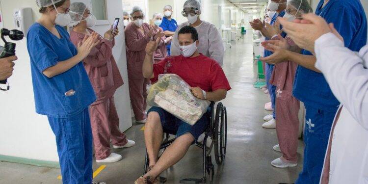 Paciente recuperado da Covid-19 recebe alta no Hospital Municipal