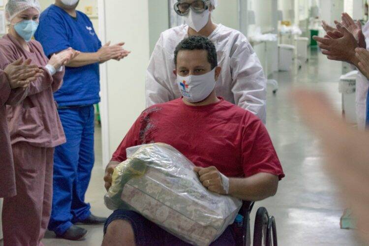 Paciente recuperado da Covid-19 recebe alta no Hospital Municipal