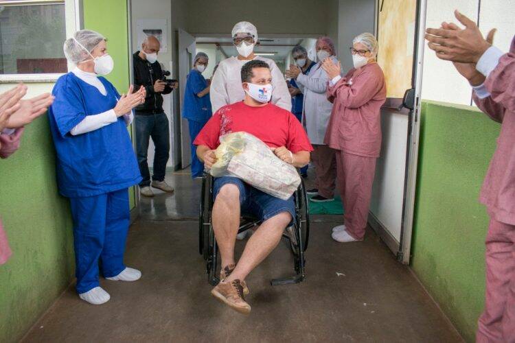 Paciente recuperado da Covid-19 recebe alta no Hospital Municipal