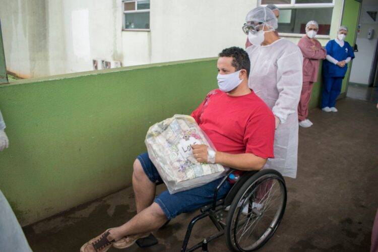 Paciente recuperado da Covid-19 recebe alta no Hospital Municipal