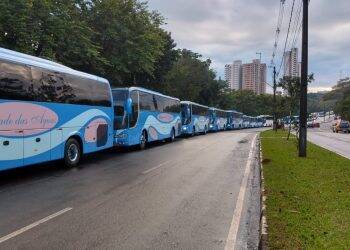 Guias e motoristas do turismo fazem carreata para pedir auxílio emergencial