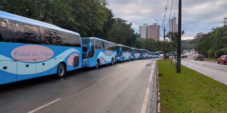 Guias e motoristas do turismo fazem carreata para pedir auxílio emergencial