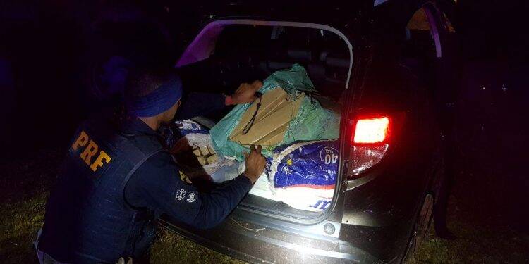 Após perseguição, PRF apreende quase 300 quilos de maconha em Santa Terezinha