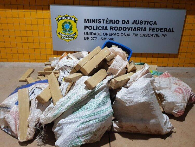 Após perseguição, PRF apreende quase 300 quilos de maconha em Santa Terezinha