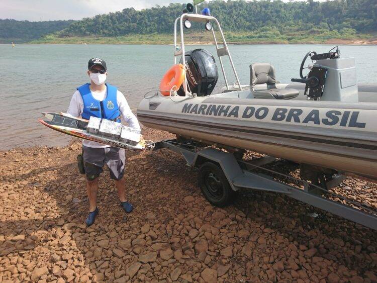Marinha apreende barco de controle remoto cruzando Rio Paraná com celulares