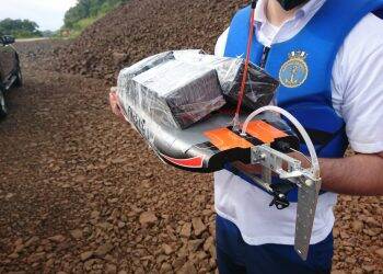 Marinha apreende barco de controle remoto cruzando Rio Paraná com celulares