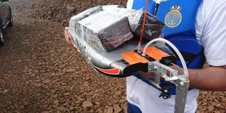 Marinha apreende barco de controle remoto cruzando Rio Paraná com celulares