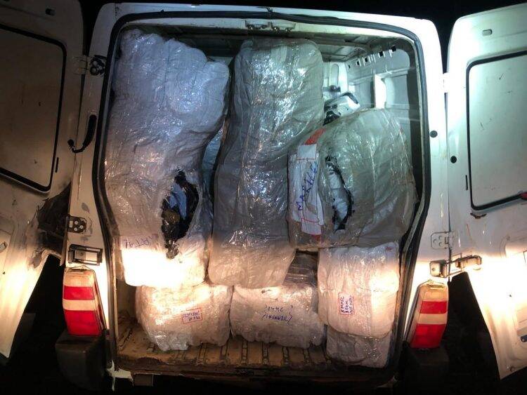 PRF apreende quase 900 pares de calçados falsificados em Santa Terezinha de Itaipu