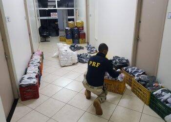 PRF apreende quase 900 pares de calçados falsificados em Santa Terezinha de Itaipu