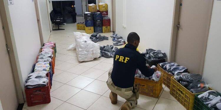 PRF apreende quase 900 pares de calçados falsificados em Santa Terezinha de Itaipu